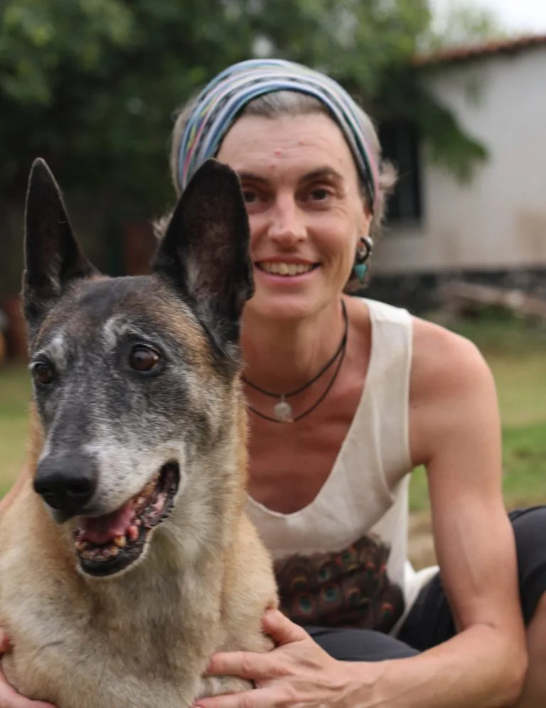 Alena, educadora canina respetuosa fundadora de creacoco y la academia de cachorros además de escritora de cuentos infantiles
