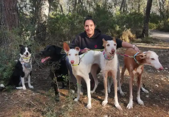 Angela de los4barferos, nutricionista canina y felina especializada en alimentación natural para seniors y deportistas