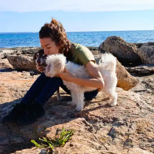 Sandra es el alma de Sukha, un proyecto nacido con una convicción clara: un cuidado más natural e integrativo para nuestros compañeros peludos es posible. Su objetivo es brindar bienestar a las familias a través de la empatía, la cercanía y la personalización, creando siempre un ambiente de comunicación abierta y sin juicios.